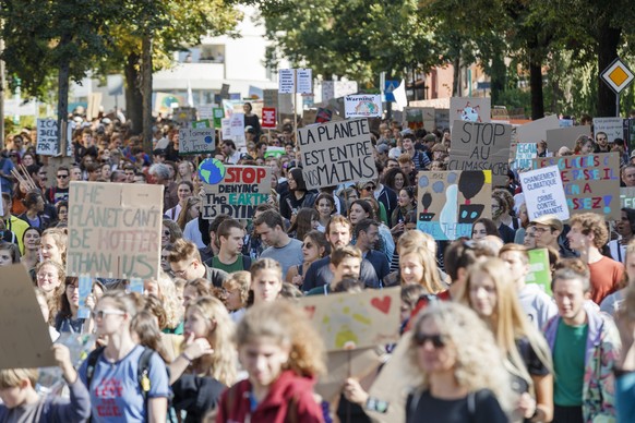 Des personnes manifestent dans les rues de Lausanne lors de la greve du climat, ce vendredi, 27 septembre 2019 a Lausanne. Les manifestants demandent que les instances politiques prennent des mesures  ...