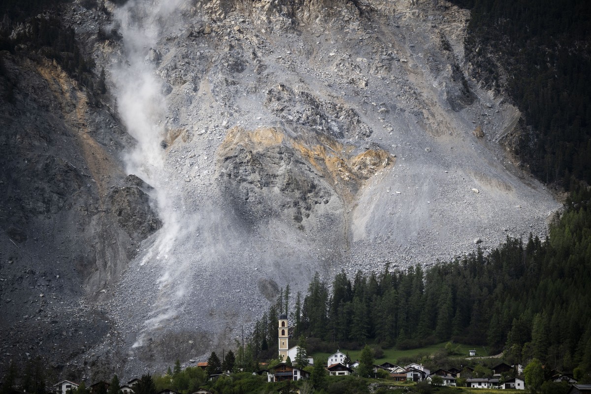 Rocks fall towards the village Brienz/Brinzauls beneath the "Brienzer Rutsch", on Friday, May 12, 2023, in Graubuenden, Switzerland. Two million cubic metres of rock from the mountain above  ...