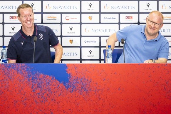 Timo Schultz, neuer Trainer FC Basel, links, und Heiko Vogel, Sportdirektor FC Basel sprechen an einer Medienkonferenz am Dienstag, 20. Juni 2023 in Basel. (KEYSTONE/Michael Buholzer).