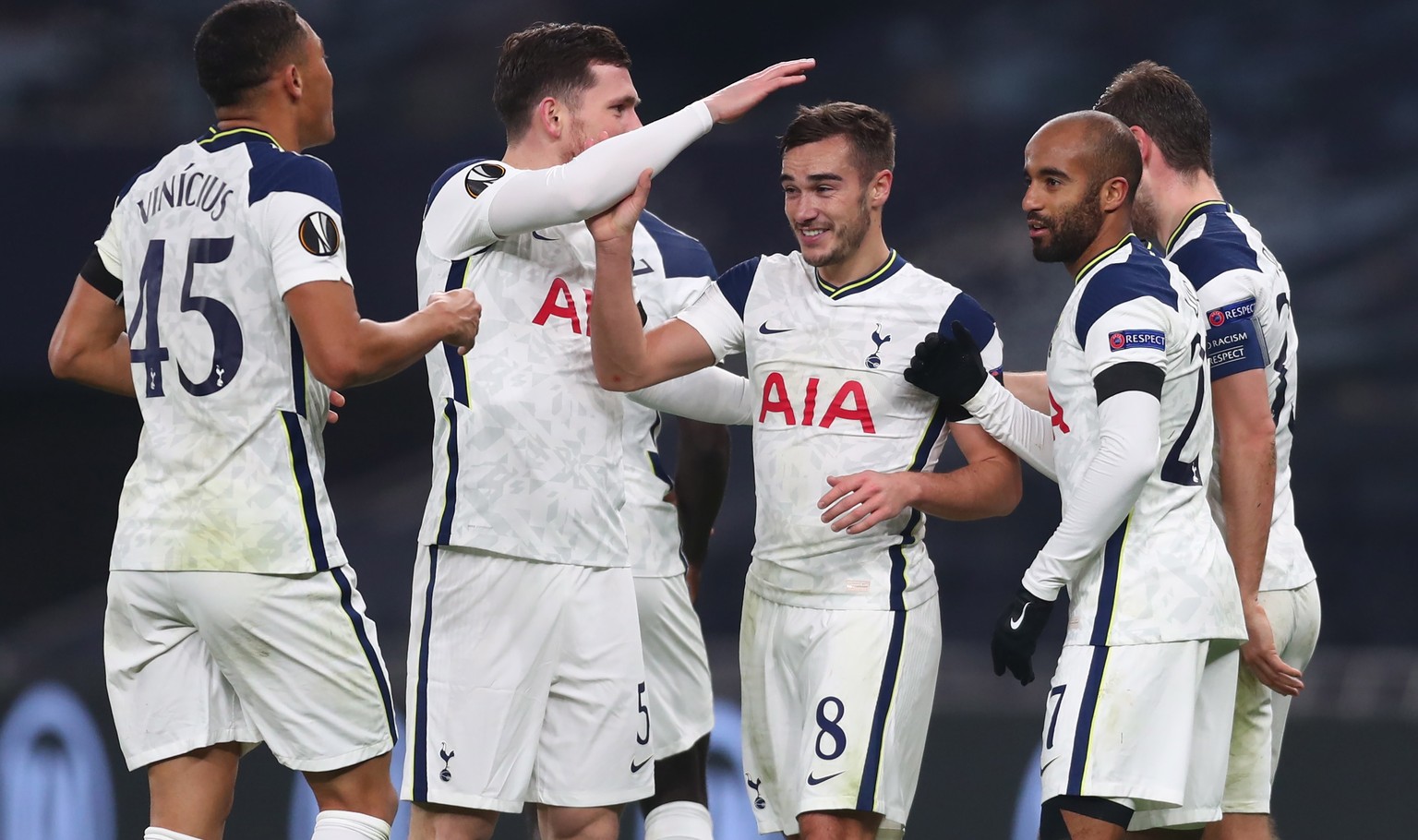 epa08845038 Tottenham Hotspur&#039;s Harry Winks (C) celebrates with team mates after scoring the 3-0 goal during the UEFA Europa League soccer match between Tottenham Hotspur and Ludogorets Razgrad i ...