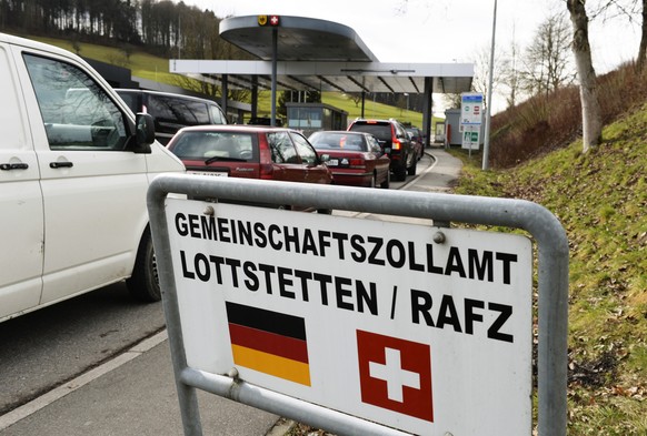 Autos stehen Schlange vor dem Grenzuebergang Lottstetten Richtung Schweiz, am Montag, 10. Februar 2014. Das Schweizer Stimmvolk hat gestern, Sonntag, 9. Februar 2014, die SVP Initiative &quot;Gegen Ma ...