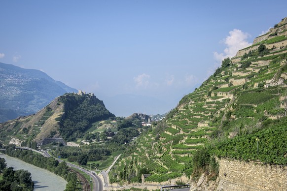 Les murs de la region viticole de Clavau au dessus de Sion et des châteaux de Valere et Tourbillon, avec l&#039;inscription &quot;Gilliard Clos Cochetta&quot; photographie le mercredi 12 aout 2015. Le ...