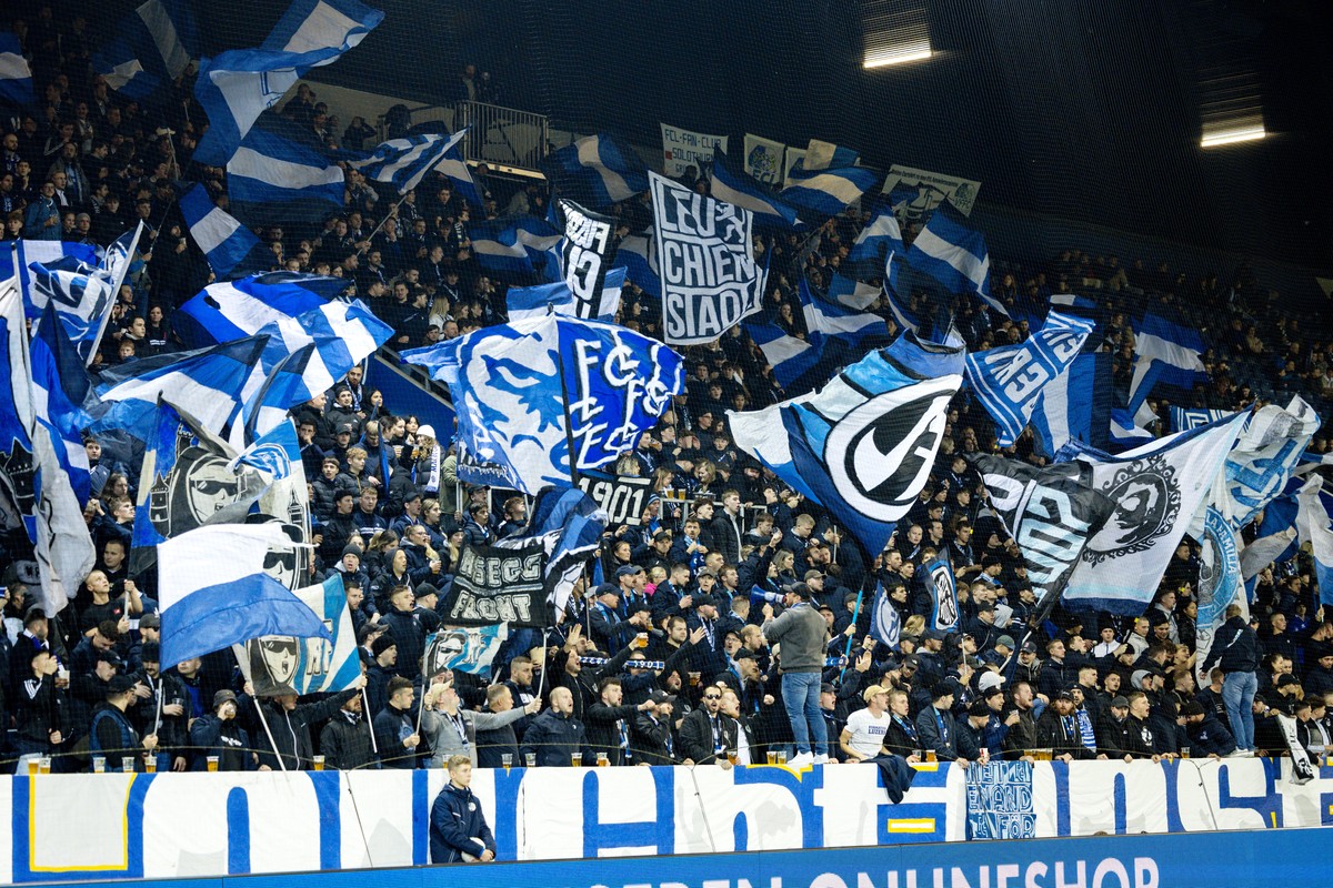 FC Luzern Fans unterstuetzen ihr Team von der Gegentribuene im Fussball Meisterschaftsspiel der Swiss Super League zwischen dem FC Luzern, FCL, und Yverdon Sport FC, YS, am Samstag, 26. Oktober 2024 i ...