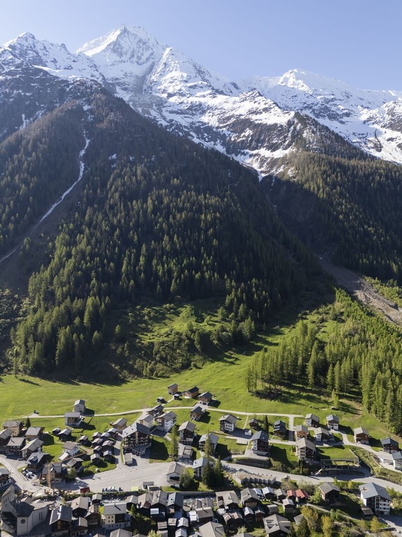 Le village de Blatten dans le Loetschental et la montagne du Bietschhorn photographies le dimanche 18 mai 2025 a Blatten. Suite a une coulee de boue survenue ces derniers jours, une partie des habitan ...