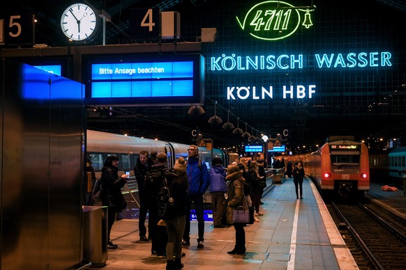 epa07220852 Passengers wait at the railway track during a warning strike in railway operations in Germany at Cologne Central Railway Station in Cologne, Germany, 10 December 2018. The Railway and Tran ...