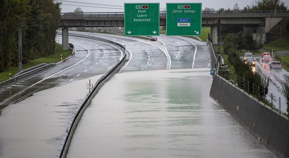 Die Autobahn A-2 zwischen Beckenried und Erstfeld ist wegen Hochwasser gesperrt, nachdem die Reuss nach starken Regenfaellen ueber die Ufer getreten ist am Samstag, 3. Oktober 20230 in Seedorf im Kant ...