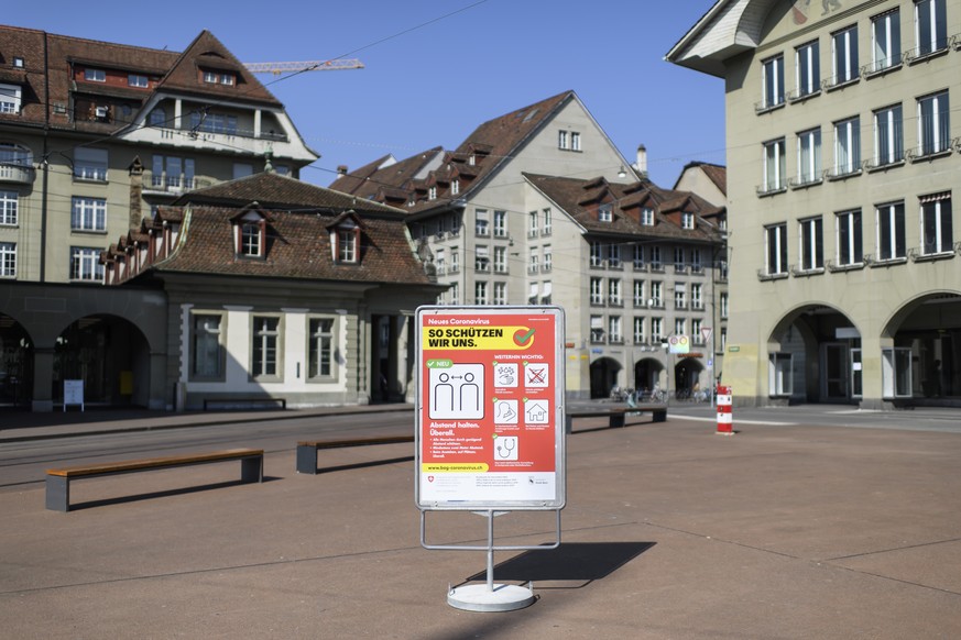 Eine Tafel mit den Hinweisen des Bundesamtes fuer Gesundheit (BAG) zu den Verhaltensregeln gegen die Verbreitung des Coronavirus steht auf einem leeren Platz, waehrend der Coronavirus (COVID-19)-Pande ...