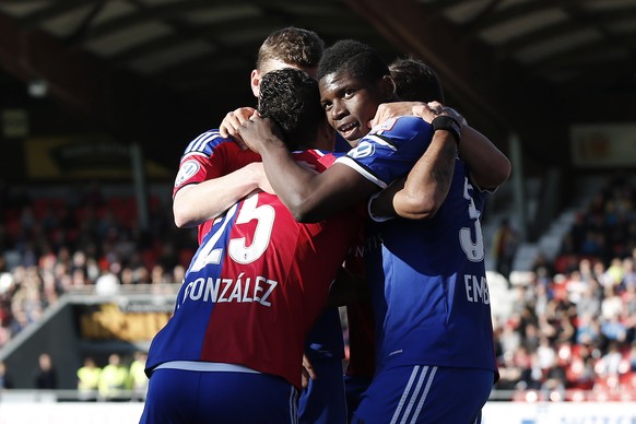 18.04.2015; Sion; Fussball Super League - FC Sion - FC Basel: Die Basler jubeln mit Breel Embolo (Basel) nach dem Treffer zum 0:1. (Christian Pfander/freshfocus)