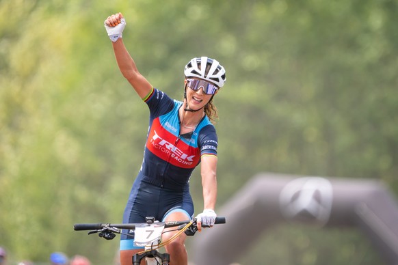 Jolanda Neff from Switzerland, 3rd, crosses the finish line of the UCI Cross Country Mountain Bike World Cup Women, XCO, on Sunday, September 4, 2022, in Val di Sole, Italy. (KEYSTONE/Maxime Schmid)