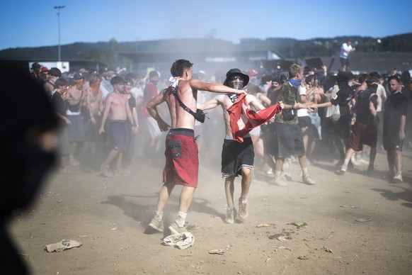Besucher mit Maske tanzen im Staub am Openair Frauenfeld, am Freitag, 10. Juli 2026, in Frauenfeld. (KEYSTONE/Gian Ehrenzeller)
