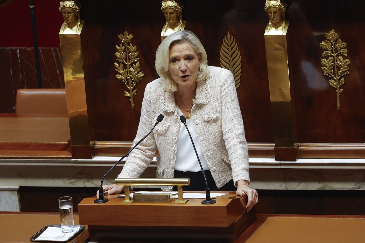 epa12362513 French leader of the far-right party &amp;#x2018;Rassemblement National' (RN), Marine Le Pen, gives her speech as the French prime minister and his government face a vote of confidenc ...
