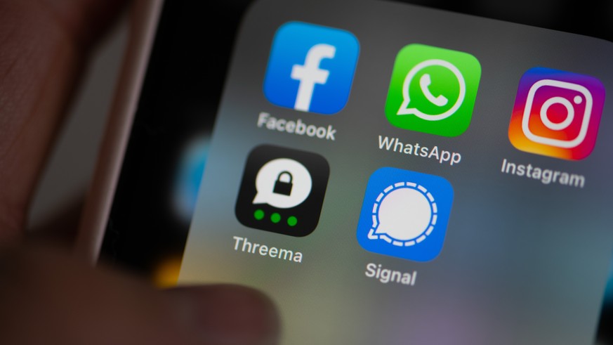 Die Instant-Messaging- und Social Media-Apps: Facebook, WhatsApp, Instagram, Threema und Signal auf einem Smartphone, fotografiert am Donnerstag, 14. Januar 2021, in Zuerich. (KEYSTONE/Christian Beutl ...