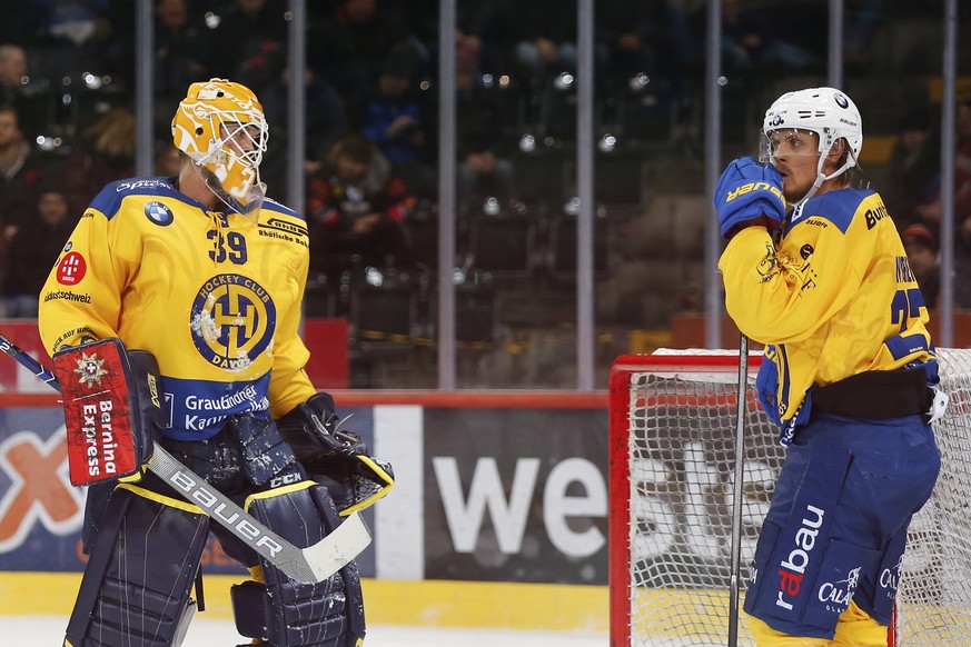 Davos' Torhueter Anders Lindbaeck und Magnus Nygren nach dem Tor zum 3-0, im Eishockey Meisterschaftsspiel der National League zwischen dem SC Bern und dem HC Davos, am Samstag, 1. Dezember 2018, in d ...