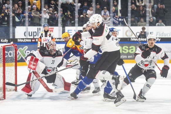 Torhueter Connor Hughes (LHC), PostFinance Top Scorer Sandro Schmid (HCFG), Sami Niku (LHC), Damien Riat (LHC) und Ken Jaeger (LHC), von links, im Eishockey Meisterschaftsspiel der National League zwi ...