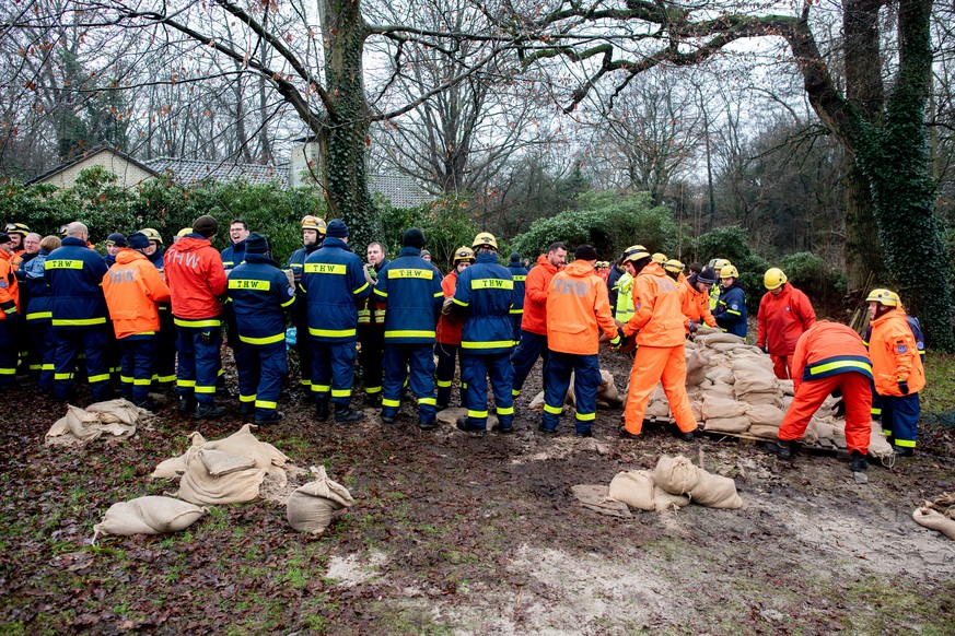 02.01.2024, Niedersachsen, Oldenburg: Einsatzkr�fte des Technischen Hilfswerks (THW) sind im Einsatz, um ein Wohnhaus am Osternburger Kanal vor dem drohenden Hochwasser mit Sands�cken zu sichern. Da n ...