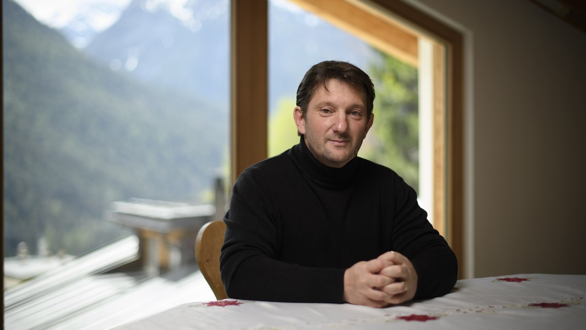 Adam Quadroni, Whistleblower im Buendner Bauskandal, aufgenommen am Donnerstag, 10. Mai 2018, in Ramosch. (KEYSTONE/Gian Ehrenzeller)