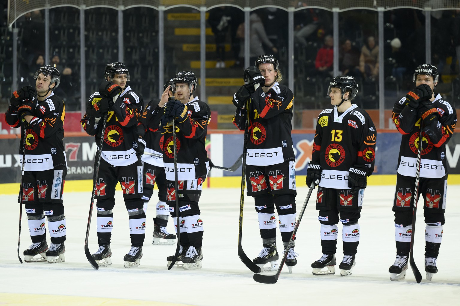 SC Bern Spieler reagieren nach der Niederlage (1-5), beim Eishockey Meisterschaftsspiel der National League zwischen dem SC Bern und dem HC Ambri-Piotta, am Mittwoch, 9. Maerz 2022, in der Postfinance ...