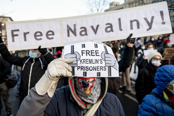 Deutsche Demonstranten halten Protestplakate in den Händen. Unter dem Motto «Lasst Nawalny nicht sterben!» haben in Berlin Menschen für den inhaftierten Kremlkritiker demonstriert.