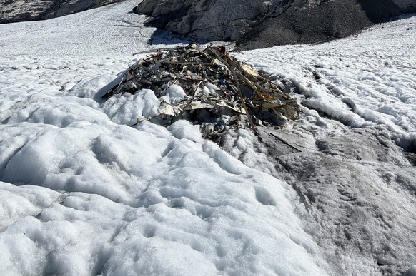 Wrackteile auf einem Gletscher in Uri.