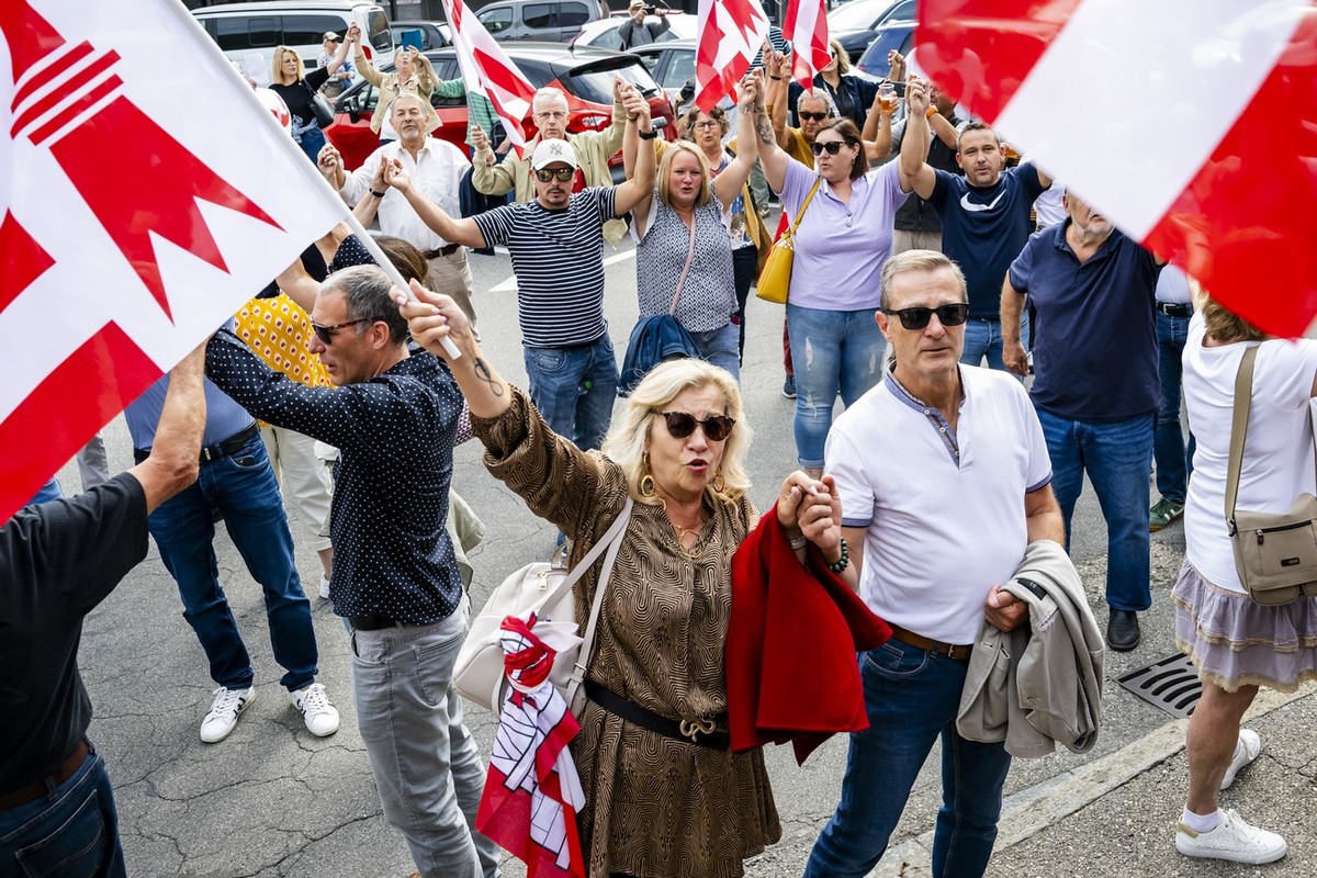 Des sympathisants de Moutier ville jurassienne reagissent en chantant La Rauracienne, a l'occasion des resultats sur le Concordat fixant les modalites du transfert de Moutier dans le canton du Ju ...
