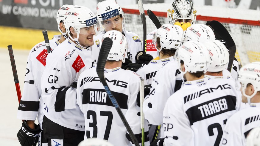 Lugano feiern den Sieg beim Eishockey-Qualifikationsspiel der National League zwischen dem HC Davos und dem HC Lugano, am Samstag, 2. Januar 2021, im Eisstadion in Davos. (KEYSTONE/Christian Merz)