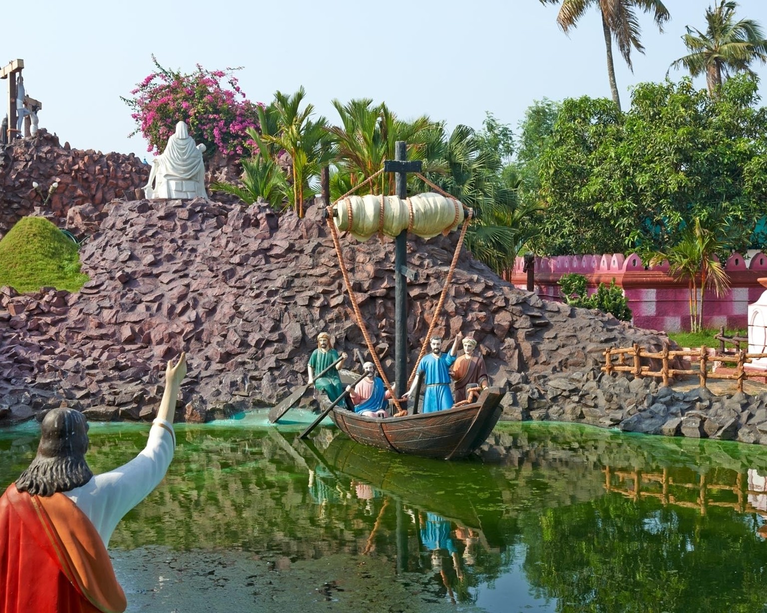 Hybrid Modernism. Churches in Kerala
2014- 2016



Nach der Unabhängigkeit im Jahr 1947 wollte sich die indische Kirche vom historisierenden Baustil der Kolonialherren differenzieren und nahm moderne  ...
