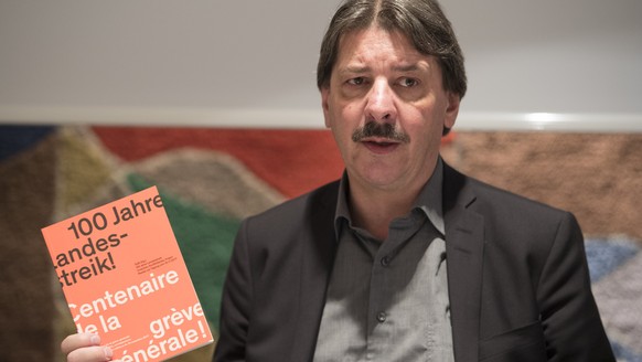 Paul Rechsteiner, Praesident SGB, praesentiert das Buch &quot;100 Jahre Landesstreik!&quot;, wahrend der Jahresmedienkonferenz des Schweizerischen Gewerkschaftsbundes (SGB), am Donnerstag, 4. Januar 2 ...