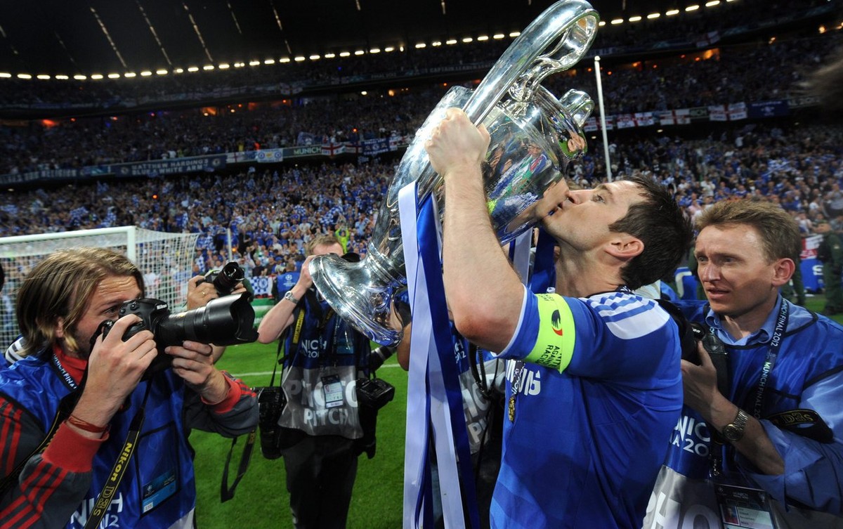 epa03226594 Chelsea's Frank Lampard kisses the trophy after the team won the UEFA Champions League soccer final between FC Bayern Munich and Chelsea FC in Munich, Germany, 19 May 2012. Chelsea wo ...