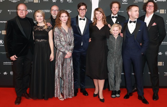 epa08052928 The cast of the film &#039;System Crasher&#039; (Systemsprenger) Helena Zengel (3-R), German actor Albrecht Schuch (2-R), director Nora Fingscheidt (C), producers Jonas Weydemann (R), Jona ...