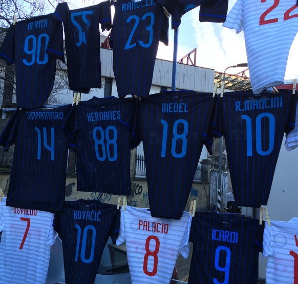 Trikot-Stand vor dem San Siro vor dem Spiel Inter gegen Genoa.