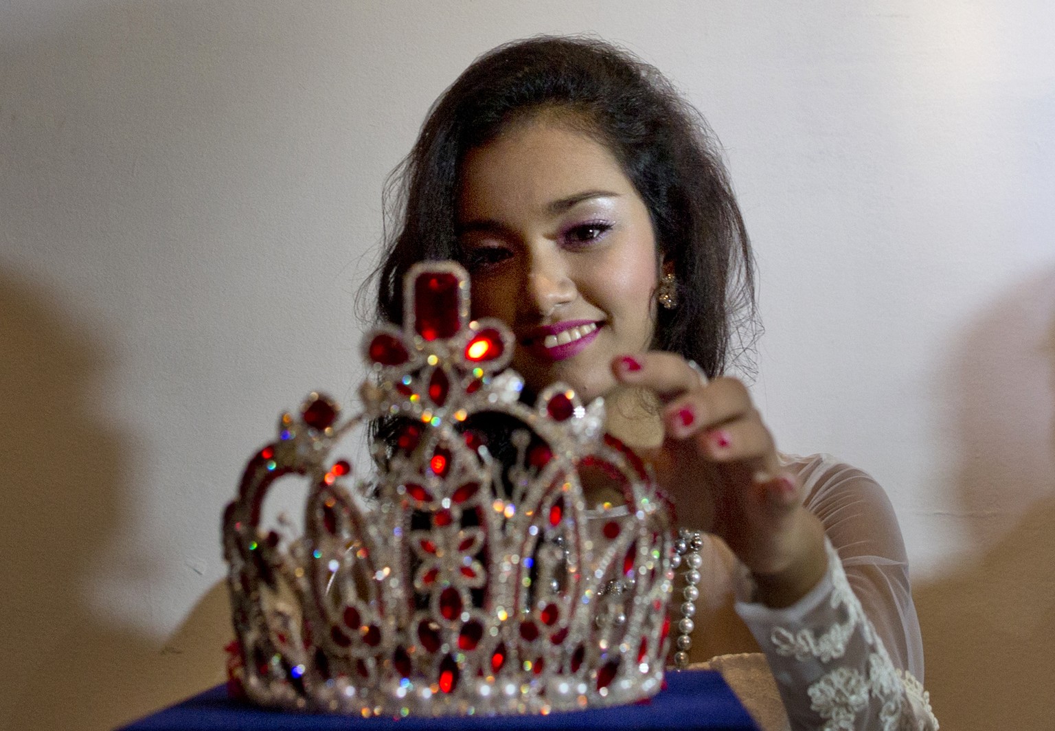 Die langen Finger der Beauty-Queen? May Myat Noe an der Pressekonferenz.&nbsp;