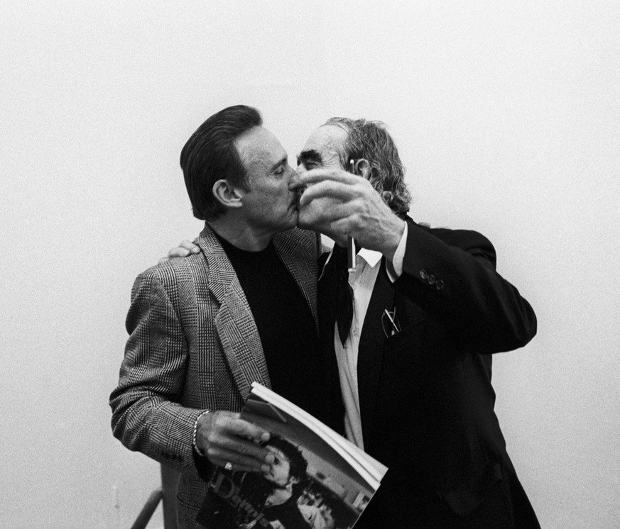 SCHWEIZ AUSSTELLUNG DENNIS HOPPER
Dennis Hopper (left) and Jean Tinguely (right) greet each other at the vernissage of Hopper&#039;s exhibition at the Kunsthalle Basel pictured on August 20, 1988 in B ...