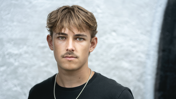 Nelio Biedermann, Schriftsteller, posiert am Mittwoch, 16. Juli 2025, in Zuerich. Nelio Biedermann studiert derzeit Germanistik und Filmwissenschaft an der Universitaet Zuerich. Sein drittes Buch &quo ...