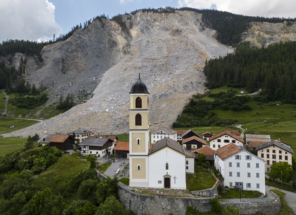 epaselect epa10694968 A general view shows the rockfall 'Brienzer Rutsch' at the village of Brienz-Brinzauls, Grisons canton, Switzerland, 16 June 2023. Overnight 16 June a large part of the ...