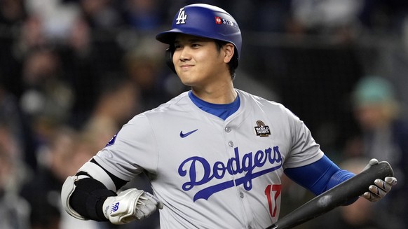 Los Angeles Dodgers&#039; Shohei Ohtani walks to the plate to bat against the New York Yankees during the first inning in Game 3 of the baseball World Series, Monday, Oct. 28, 2024, in New York. (AP P ...