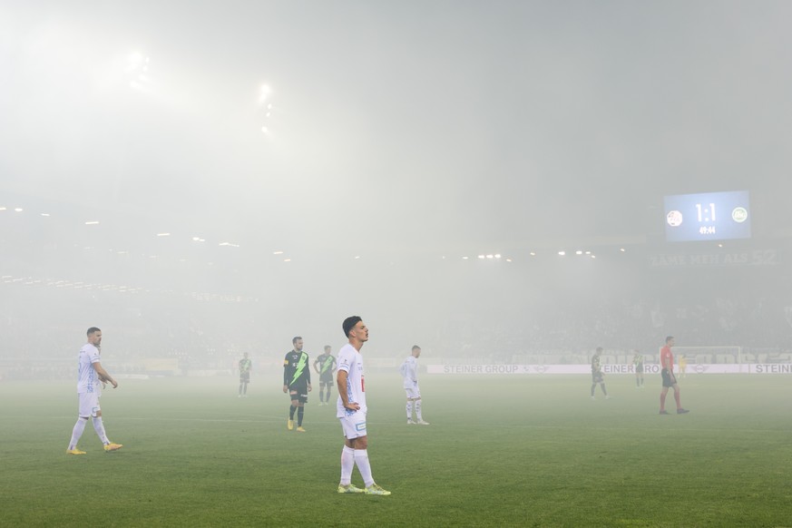 FC Luzerns Ardon Jashari, Mitte, wartet aufgrund eines Pyronebel Spielunterbruchs im Fussball Meisterschaftsspiel der Super League zwischen dem FC Luzern und dem FC St. Gallen am Samstag, 20. Mai 2023 ...