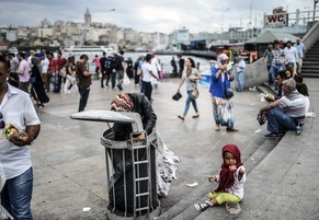 Eine syrische Flüchtlingsmutter in Instanbul auf der Suche nach Nahrung im Abfall: Seit Monaten verschlechtert sich die Stimmung zwischen Syrern und Türken.