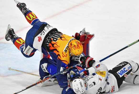 Der Zuercher Maxim Noreau, links, gegen den Fribourger Tristan Vauclair, rechts, beim Eishockeyspiel der National League ZSC Lions gegen den HC Fribourg-Gotteron im Zuercher Hallenstadion am Sonntag,  ...