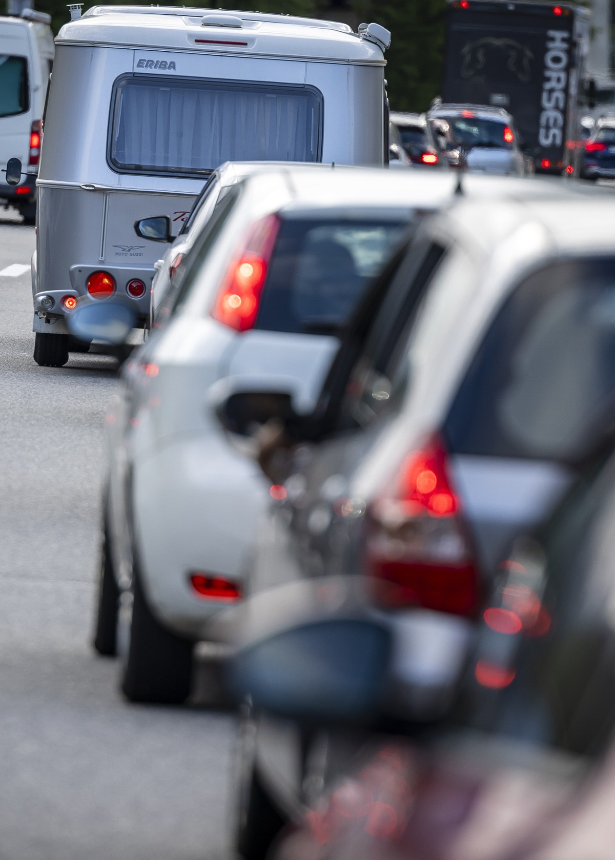 Des bouchons et des accidents au Gothard et dans les Grisons