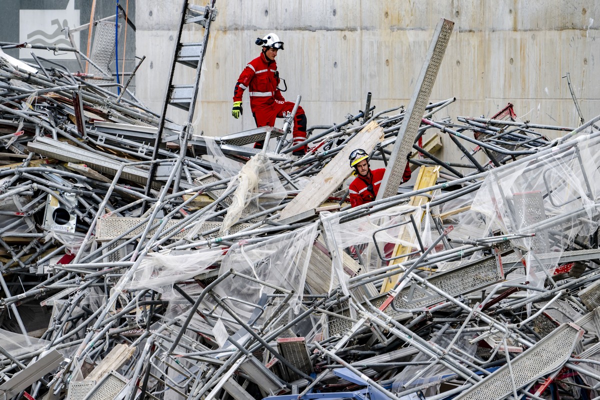 Les services de secours travaillent suite a l'effondrement d'un echafaudage de la tour en bois Malley Phare le vendredi 12 juillet 2024 a Prilly pres de Lausanne. Plusieurs personnes ont ete ...