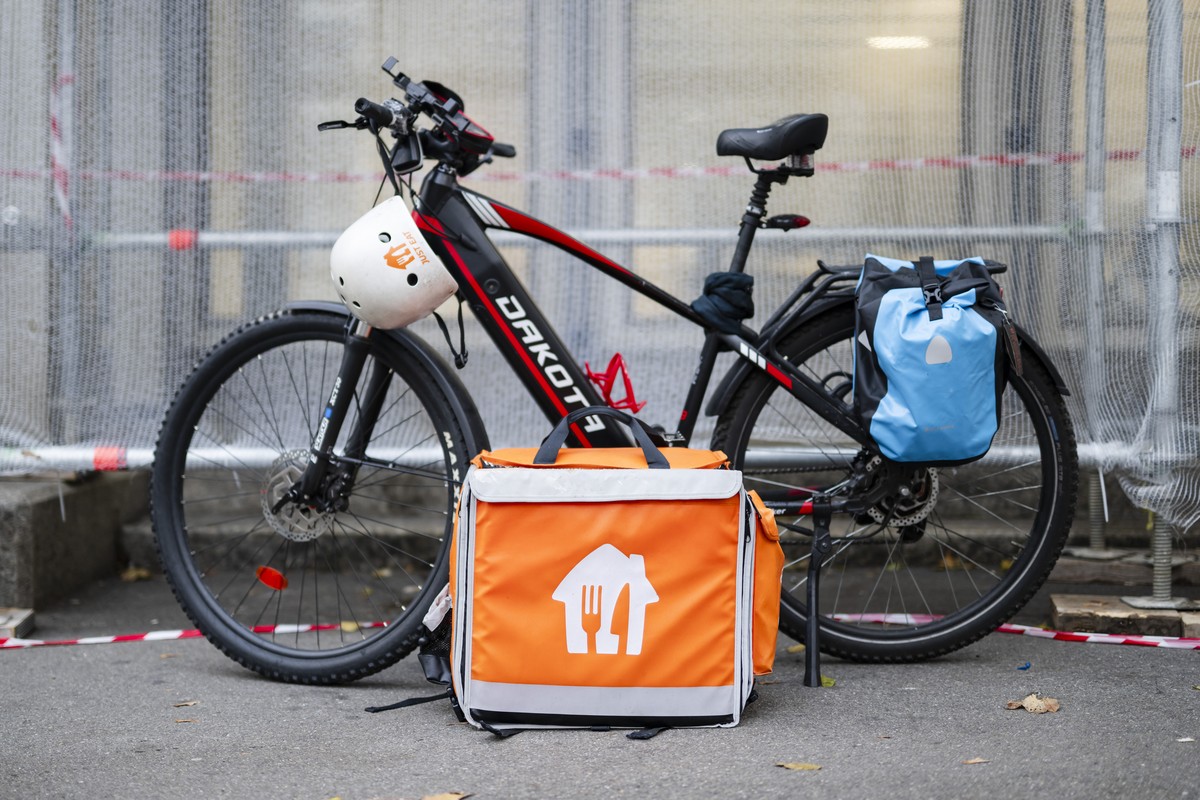 Ein Just Eat Rucksack mit einem Velo am Manesseplatz in Zuerich, am Donnerstag, 29. Oktober 2026 in Zuerich. (KEYSTONE/Michael Schmid).