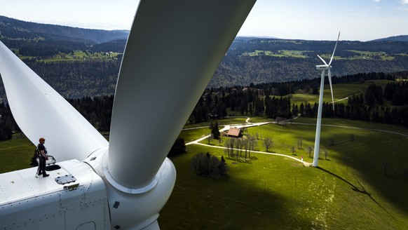 THEMENBILD EIDGENOESSISCHE ABSTIMMUNG ENERGIEGESETZ -- Pierre Berger, JUVENT employee in charge of security and maintenance stand on a wind turbine of 150m overall height at the JUVENT power plant on  ...