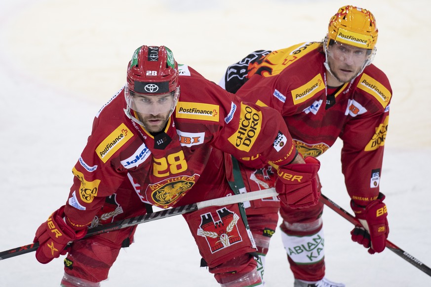 Tigers Alexandre Grenier, links, und Tigers Topscorer Jesper Olofsson waehrend dem Qualifikationsspiel der Eishockey National League zwischen den SCL Tigers und dem HC Davos, am Dienstag 3. November 2 ...