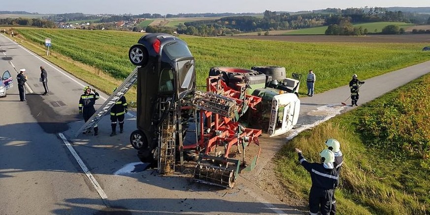 Spektakulärer Unfall in Schwarzenau: Ein Auto wurde senkrecht aufgespiesst.