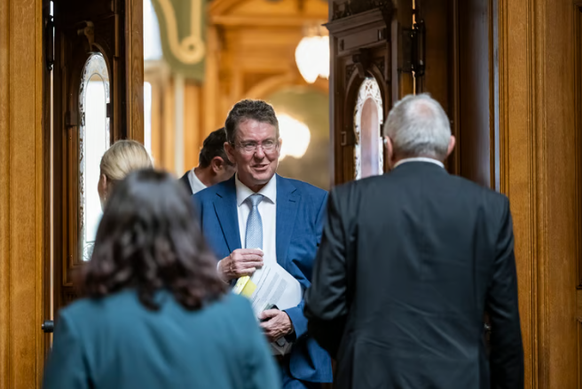Bundesrat Albert Rösti im Vorzimmer des Nationalrats: Sprechen im Plenum konnte er wegen der vielen Redner noch nicht.