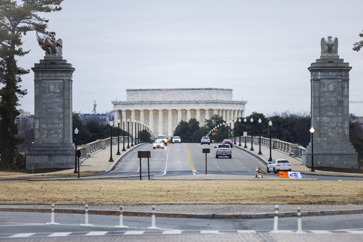 epa12621793 Memorial Circle (foreground), where US President Donald Trump hopes to build a Triumphal Arch, in Arlington, Virginia, USA, 02 January 2026. Trump said construction on the arch, which wo ...