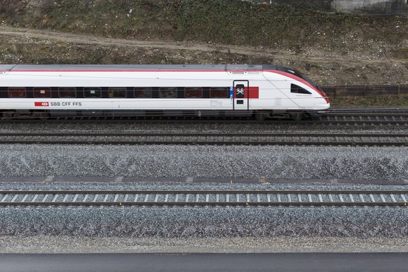 ARCHIV - ZUM THEMA DER ORGANISATION DER BAHNINFRASTRUKTUR AN DER FRUEHLINGSSESSION AM MONTAG, 28. MAI 2018, STELLEN WIR IHNEN FOLGENDES BILDMATERIAL ZUR VERFUEGUNG -Eine EC-Zug unterwegs auf dem SBB S ...