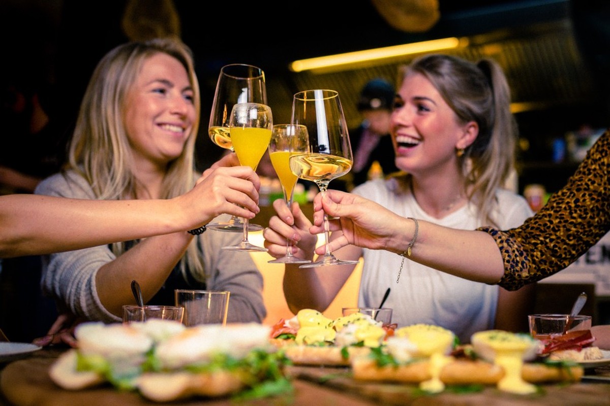 Imaginez: vous vous envoyez des mimosas, sans culpabiliser, quand soudain, Marina sort ses théories.