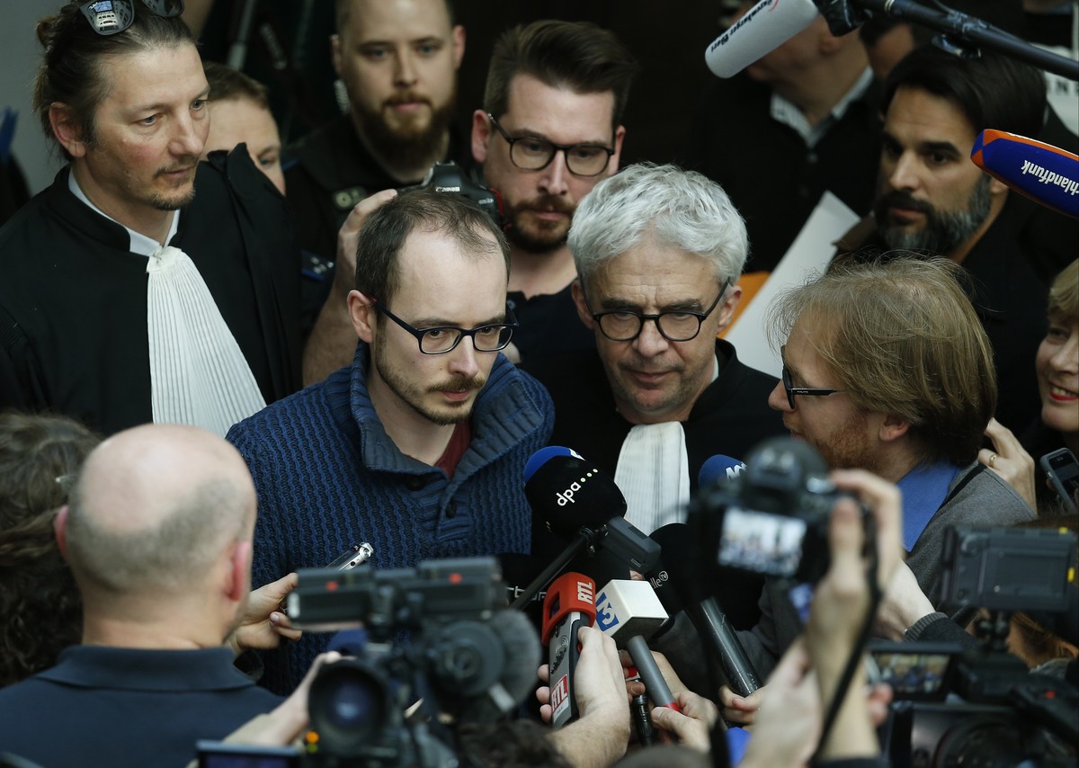 epa05849891 Defendant Antoine Deltour (C-L), a former employee of PricewaterhouseCoopers arrives for the verdict of the so-called LuxLeaks Whistleblower appeal trial in Luxembourg, 15 March 2017. Othe ...