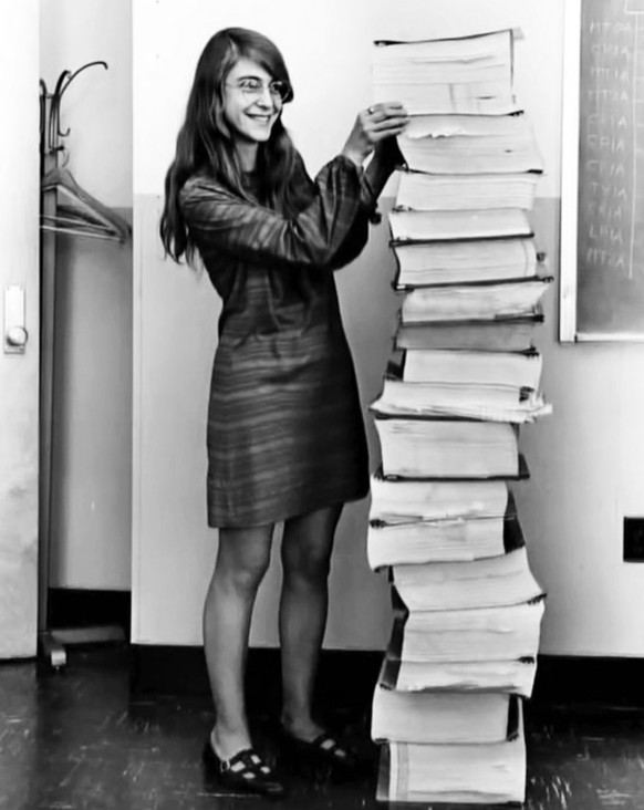 Margaret Hamilton mit dem Quellcode für die Apollo-11-Mission.
